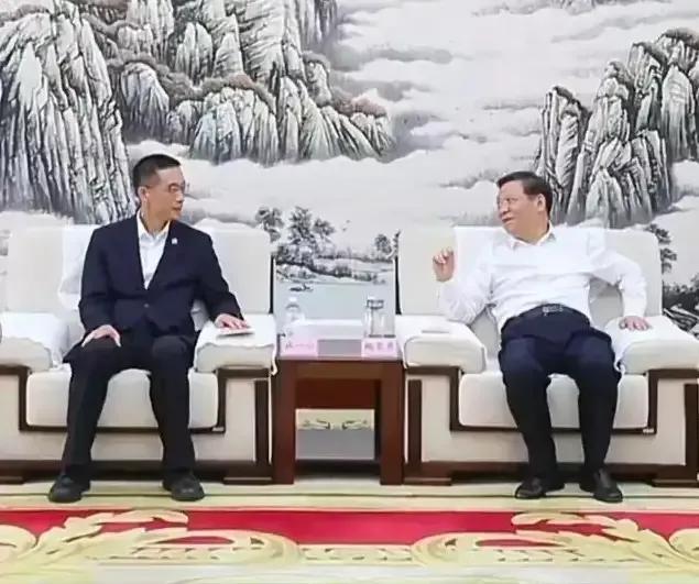 这个坐姿就不要说那么多了，施一公做出回应又如何？难道他还直白地说别人傲慢吗？实话