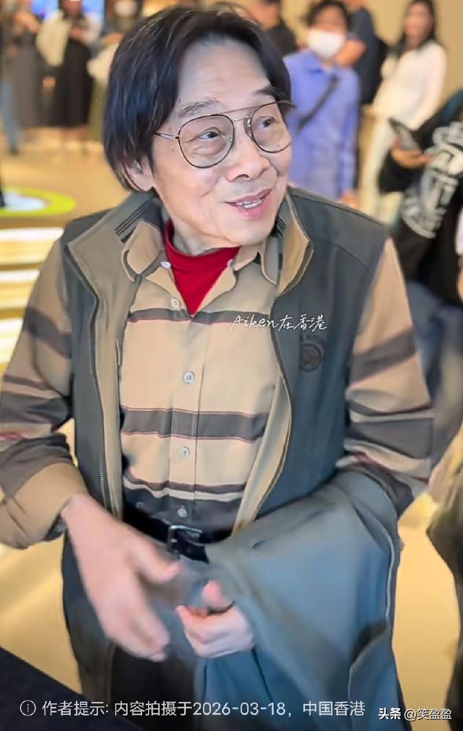 时光在他脸上刻下痕迹，
却让眼神更亮，笑容更暖。
泰迪罗宾，
一个名字，就是一整