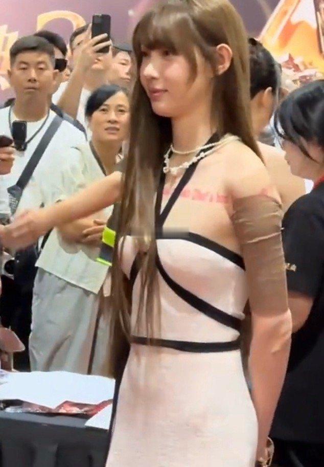看到有线下见到痞幼的人都在说本人很好看，不过她身材苗条，手臂长度也好，看起来仪态