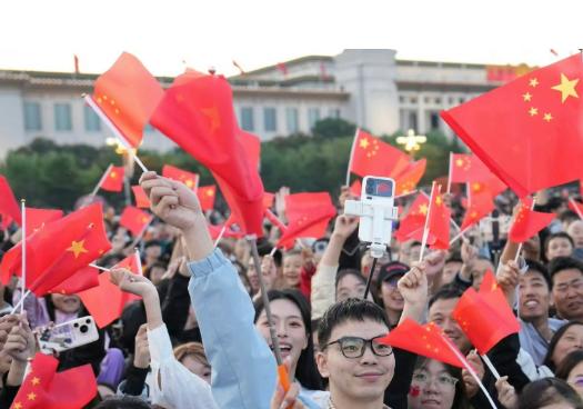 凭什么美国打伊拉克不用找证据，中国在南海种个岛就要被审查？真相扎心：我们太爱解释