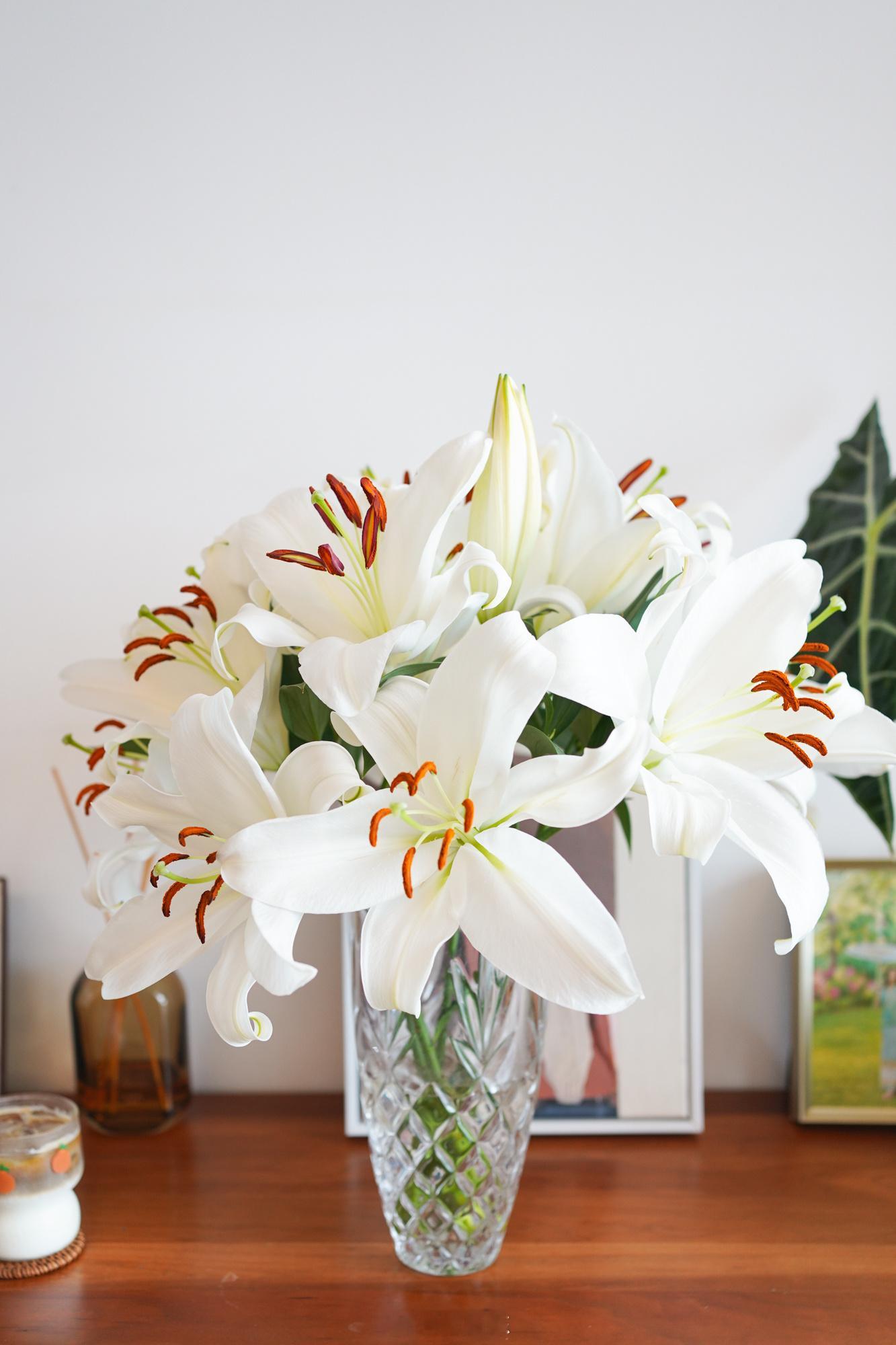 夏天太热，偶尔买点儿鲜花，白色百合花适合夏天。 ​​​