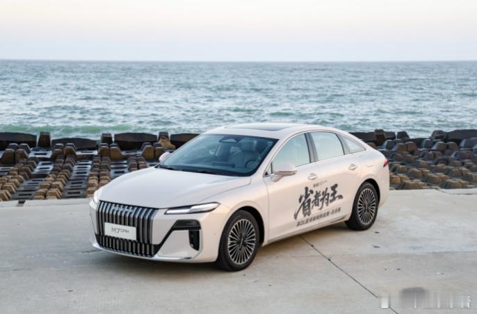 广州车展，荣威展台有个很有意思的现象，那就是满场只有一款车，荣威M7 DMH。这