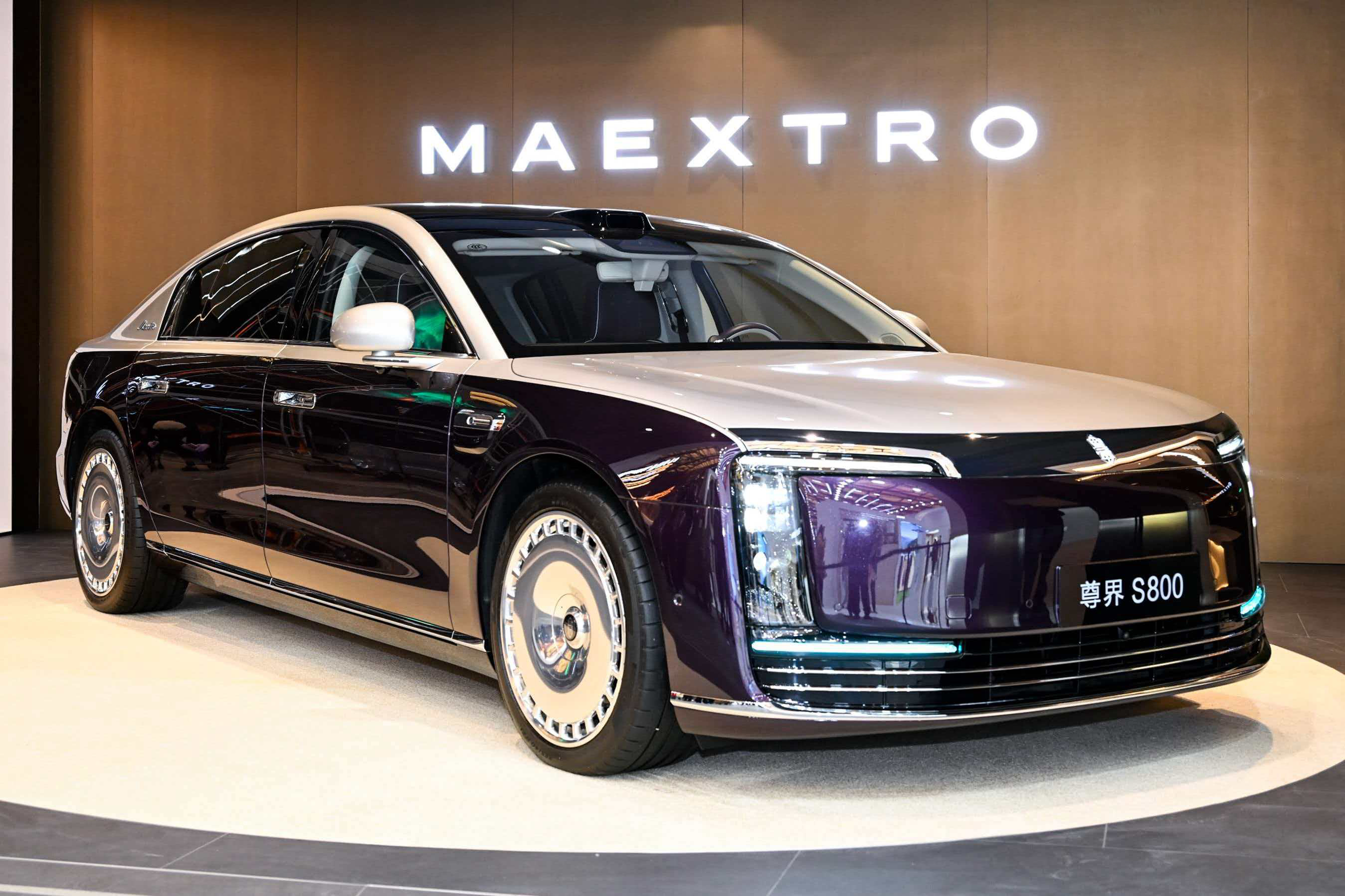 逛华为展看鸿蒙车 华为常务董事余承东与央视主持人尼格买提现场分享尊界S800 体