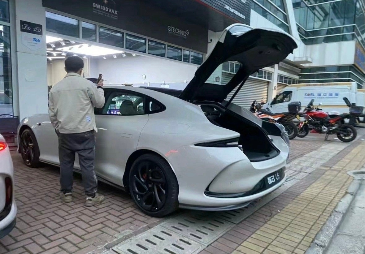 网友实拍的掀背尾门的智己L6，这个角度是不是很帅？[doge][心] ​​​