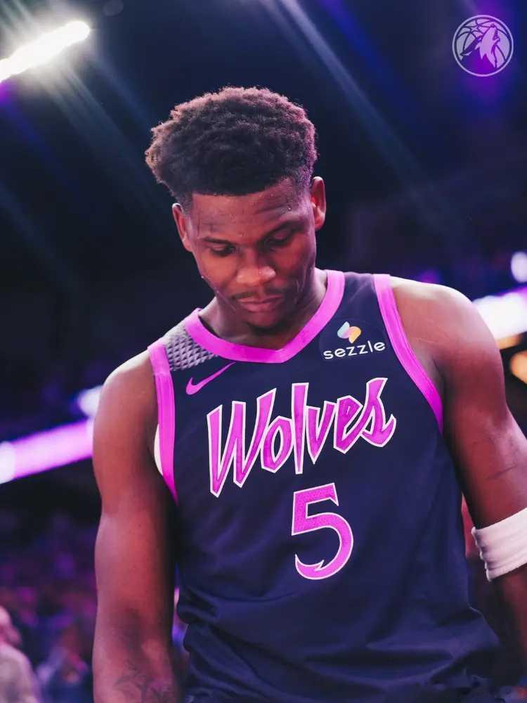 11月20日NBA常规赛继续进行，明尼苏达森林狼队（18胜10负）重拾胜利。爱德