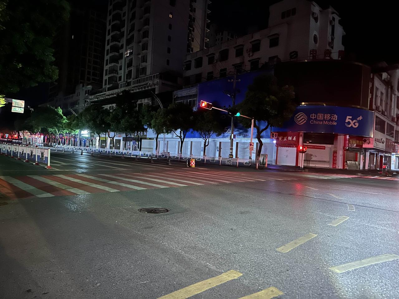 “叮咚叮咚，叮咚叮咚”，半夜睡梦中，手机的微信语音铃声响起，拿起手机一看，是妹妹