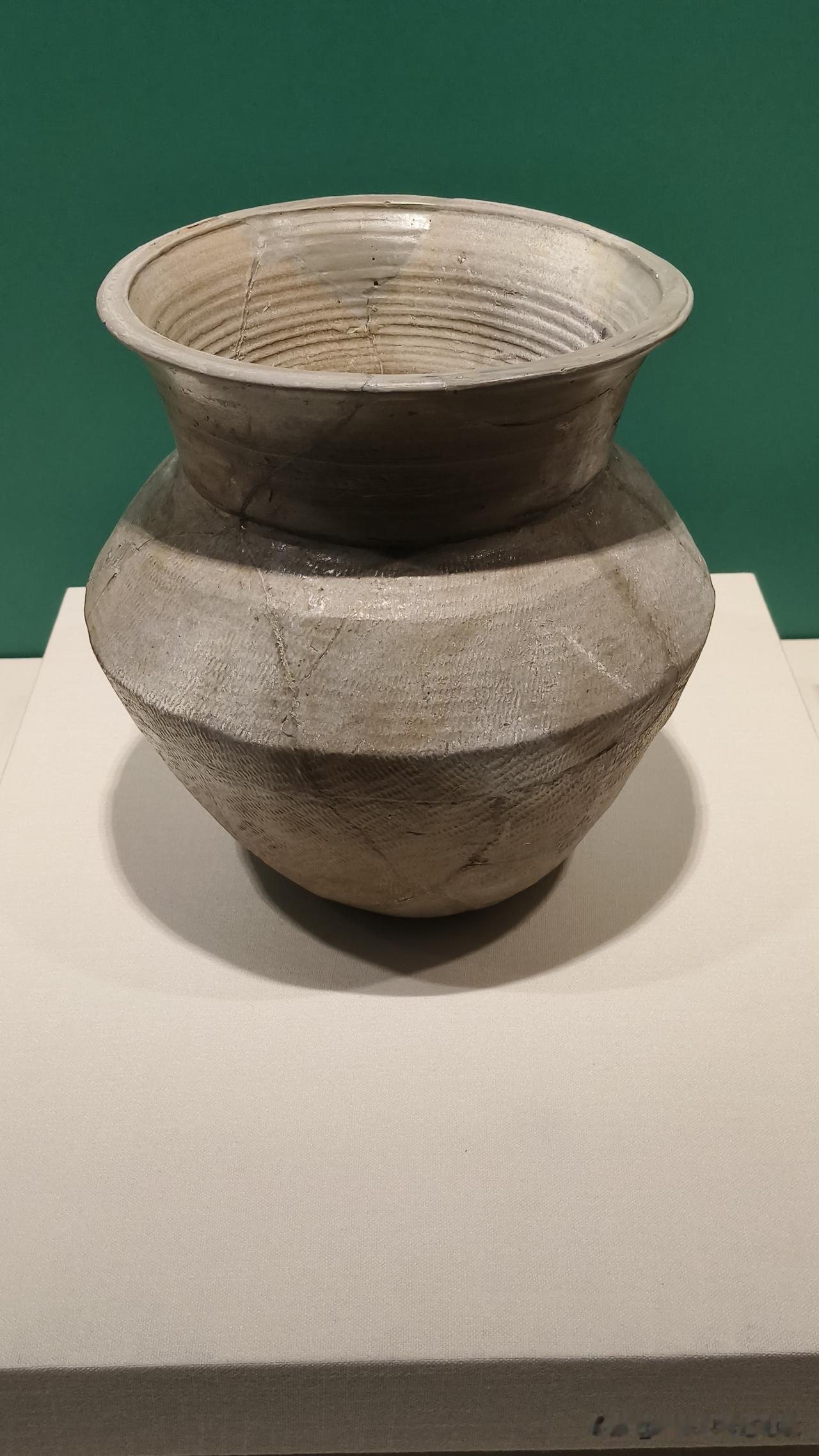 这两件貌不惊人的原始青釉大口尊出土于郑州市铭功路商代墓葬中，现收藏于郑州商都遗址