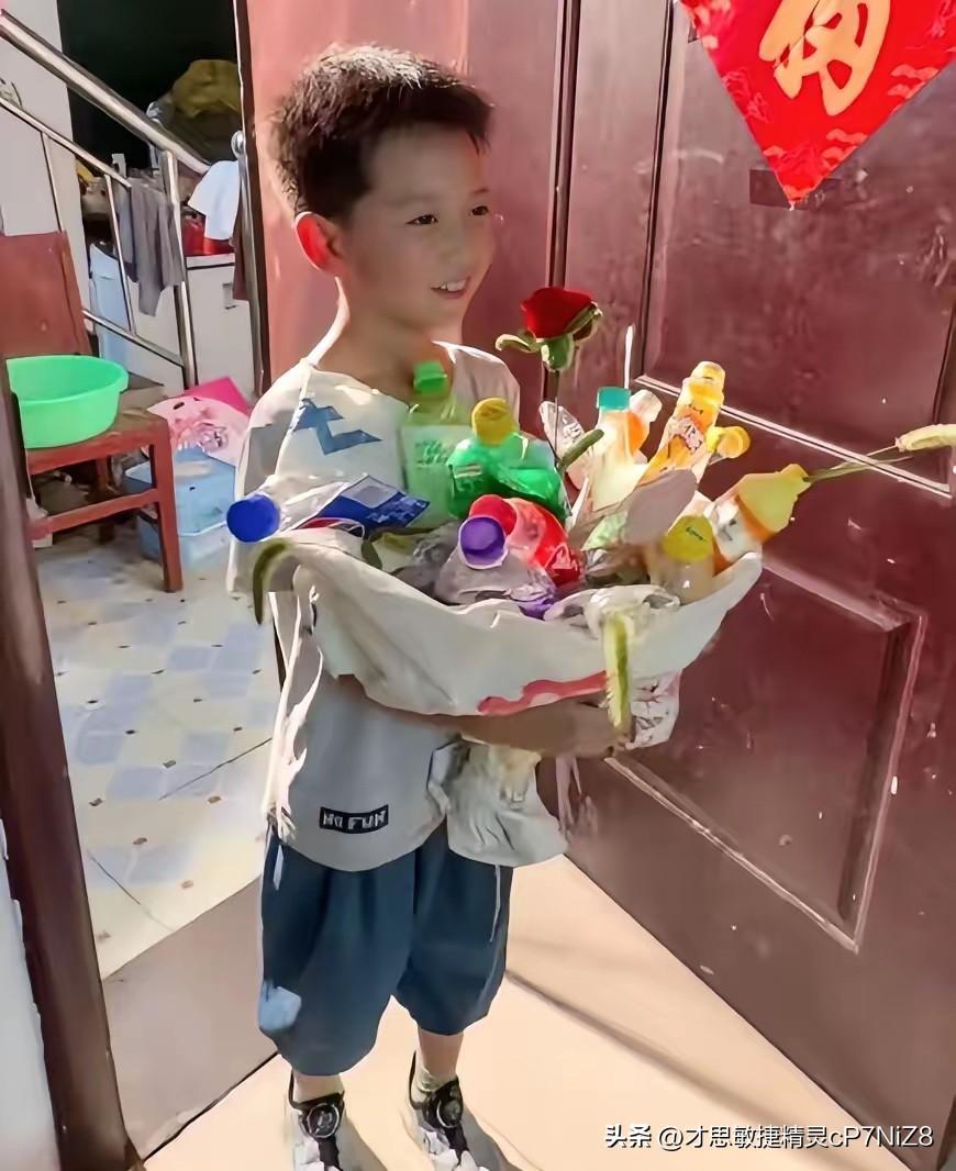 破防了！河南郑州，这个8岁男孩火了！他面对众多围观的大学生，勇敢的说出:“我妈妈