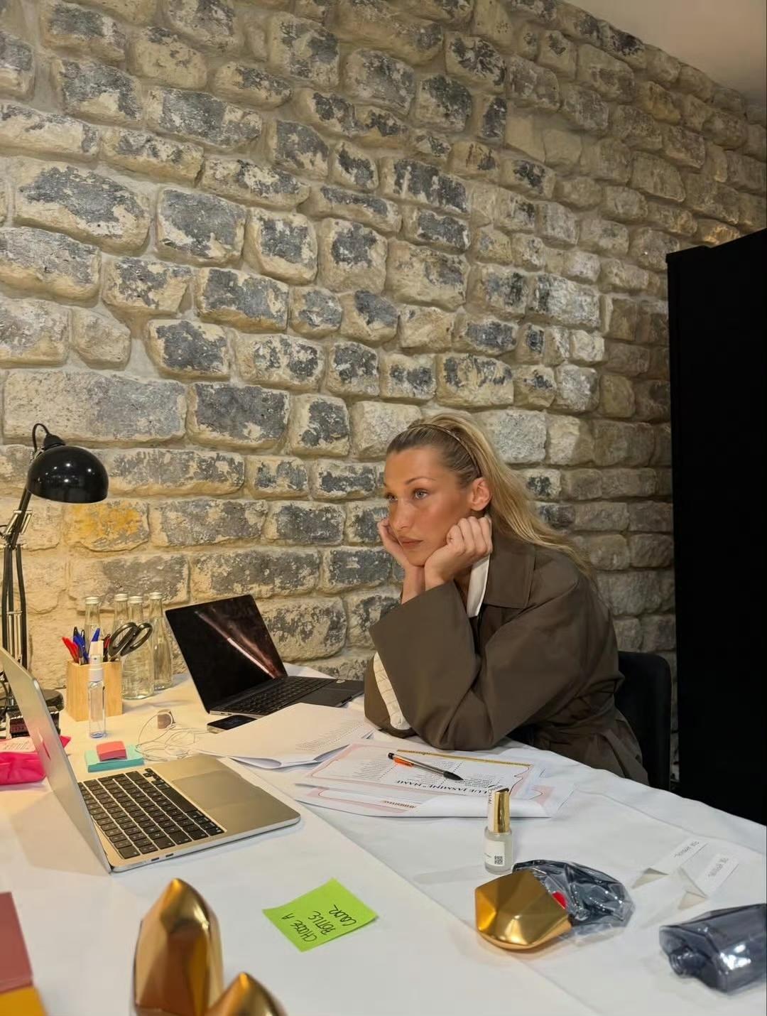 今天来聊一聊最近事业巅峰的超模贝拉·哈迪德 
连着官宣超多奢牌代言，商业价值可谓