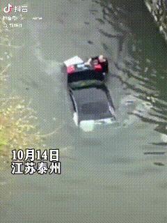 10月14日，江苏泰州海陵区，一辆小车突然冲进了河道，“噗通”一声就快速往下沉，
