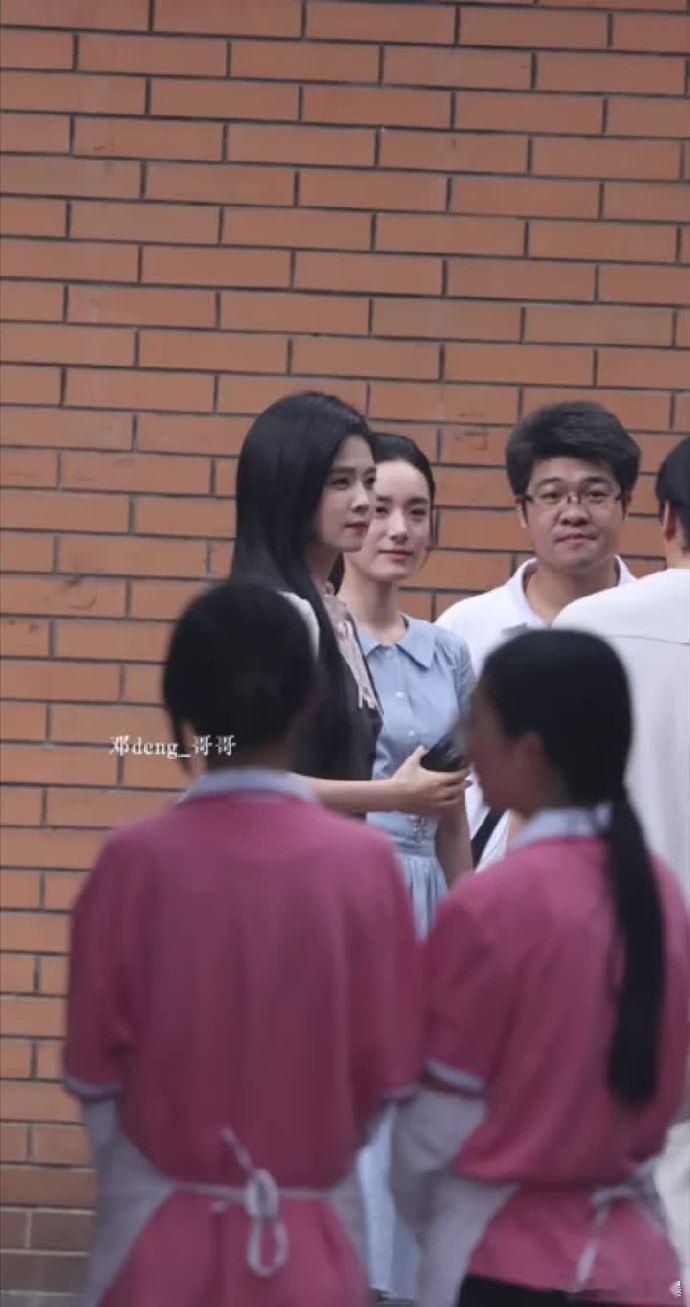 白鹿王韵娜黑长直路透白月光造型来袭！白鹿黑长直路透新鲜出炉，学院风穿搭适配度满分