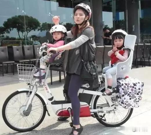看一看日本宝妈的自行车
为啥日本可以呢？
是在日本乡下和农村吗？
有知道的出来说