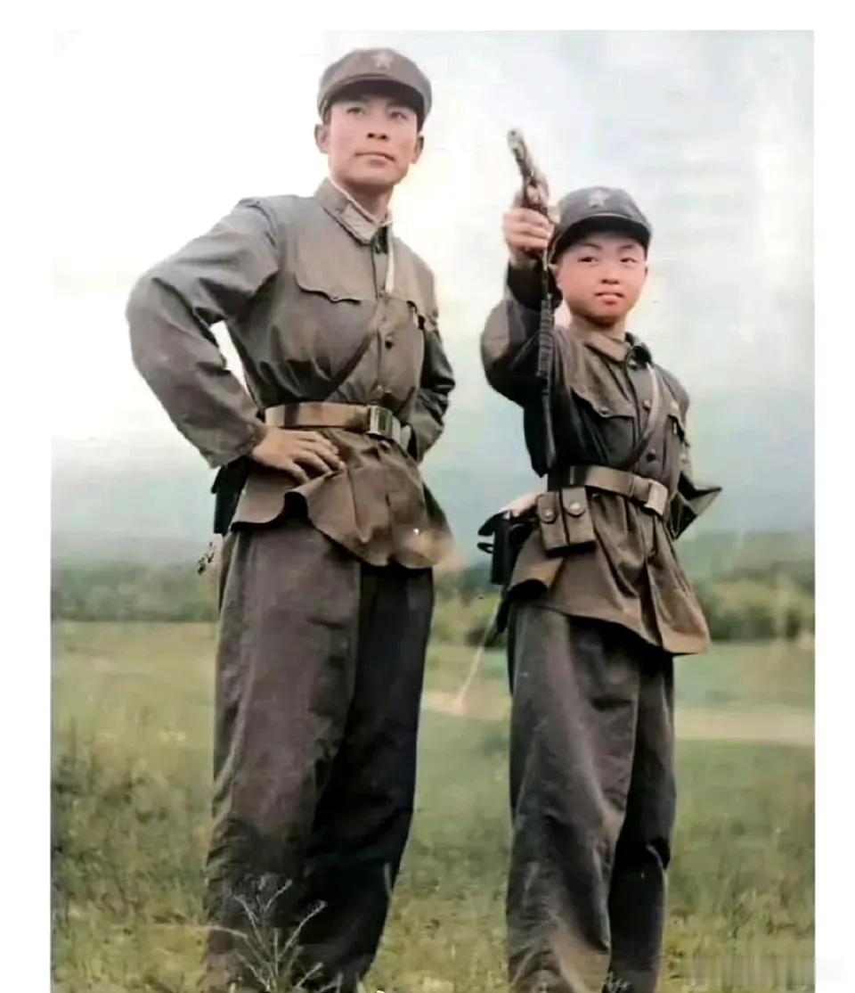 1977年，沈阳。刚刚满10岁的金星在打枪，那会儿金叔的脸上，还是稚气一片。[灵