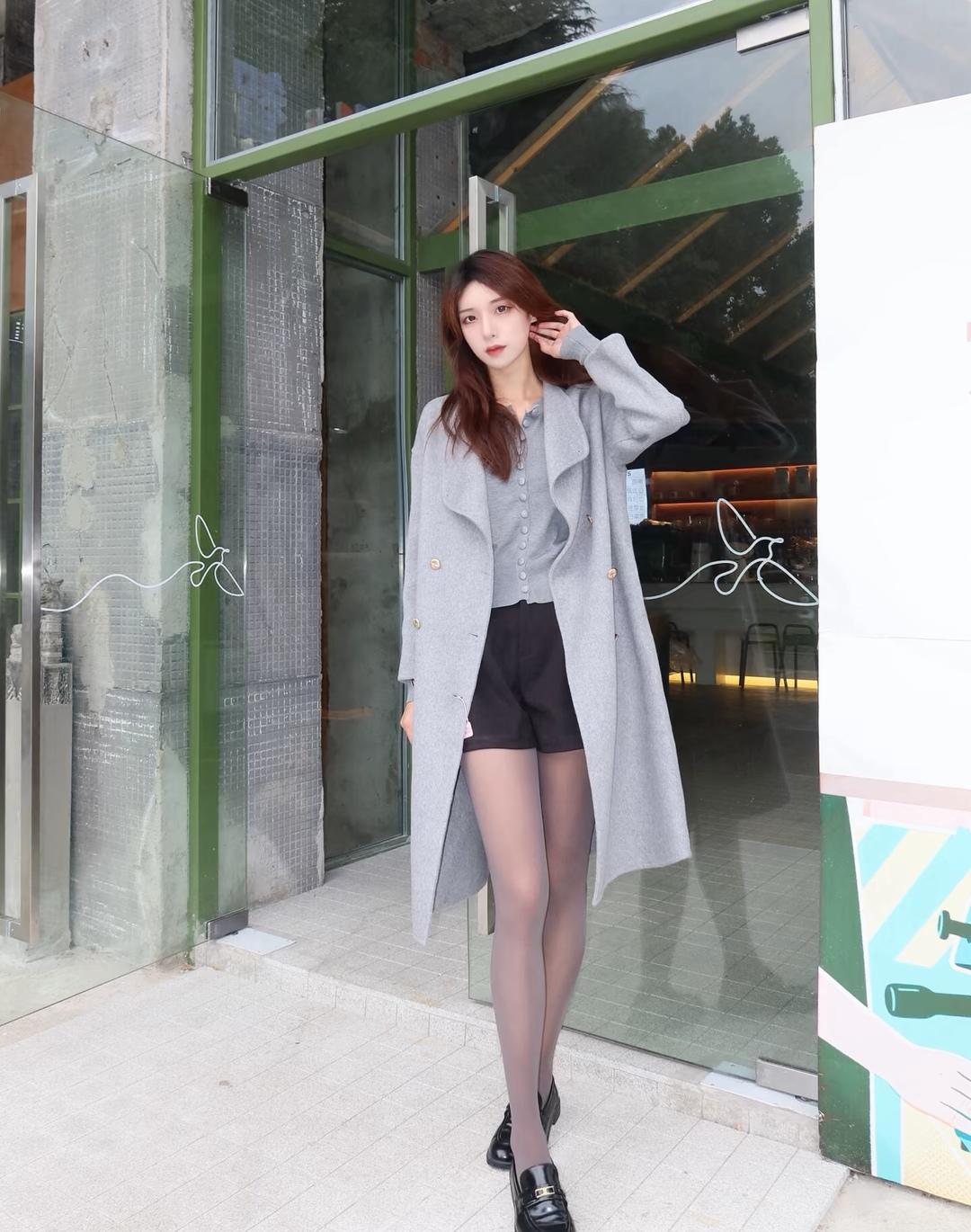 优雅气质穿搭，灰色大衣搭配黑色短裤，时尚又保暖！🌟👗👠