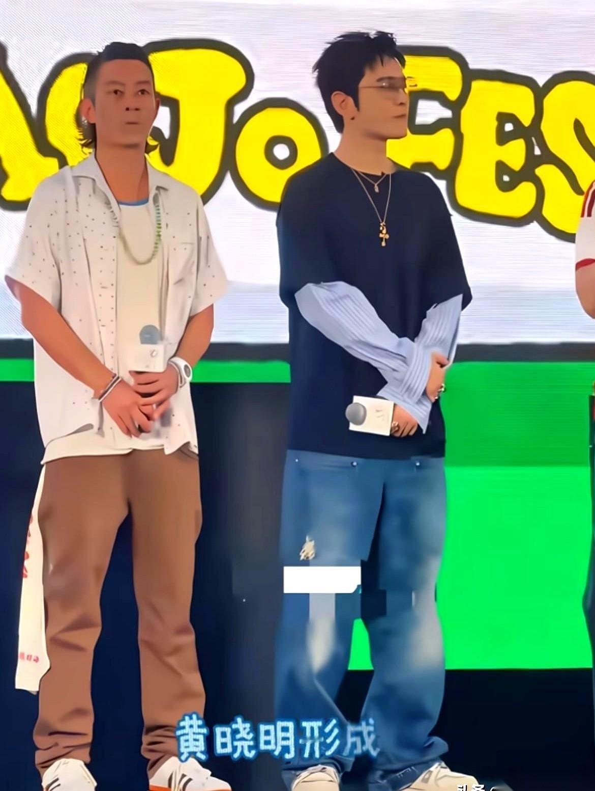 那场秀，镜头扫过黄晓明，又跟上了走过来的陈冠希。
人声嘈杂里，陈冠希脸上带着那种