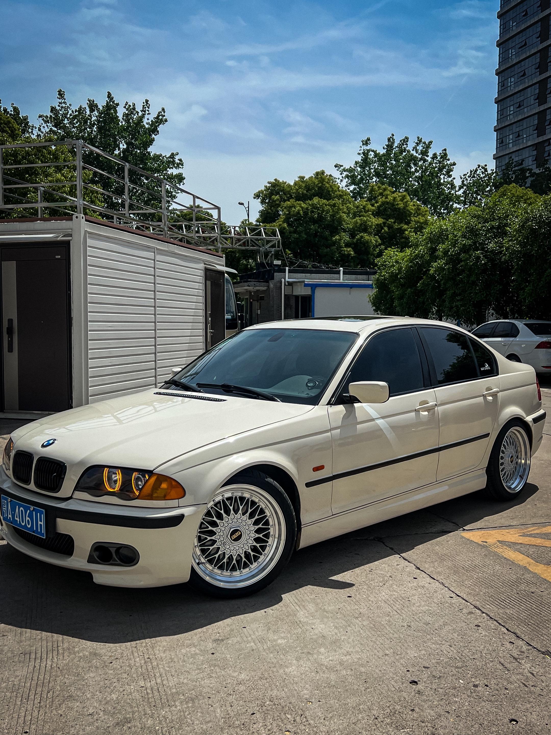 宝马E46。既然跑不快，那就玩姿态，马C波