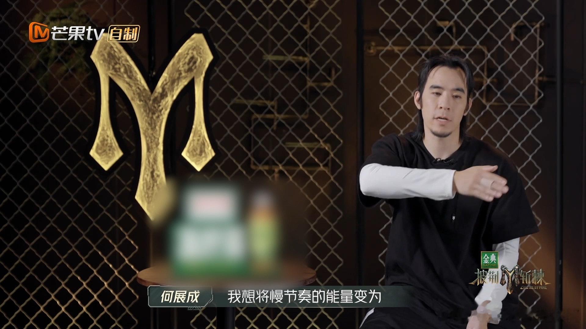 #何展成真是来当舞蹈老师的# 何展成这个舞蹈实力实在是太棒了吧，怪不得大家都喊他