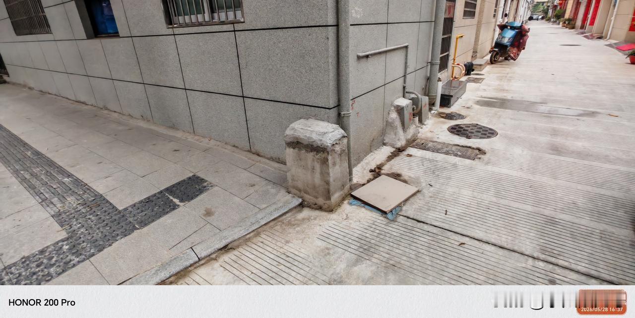 宁海县墙角路上安装巨大的障碍物真的是害人，一旦伤人，要承担责任