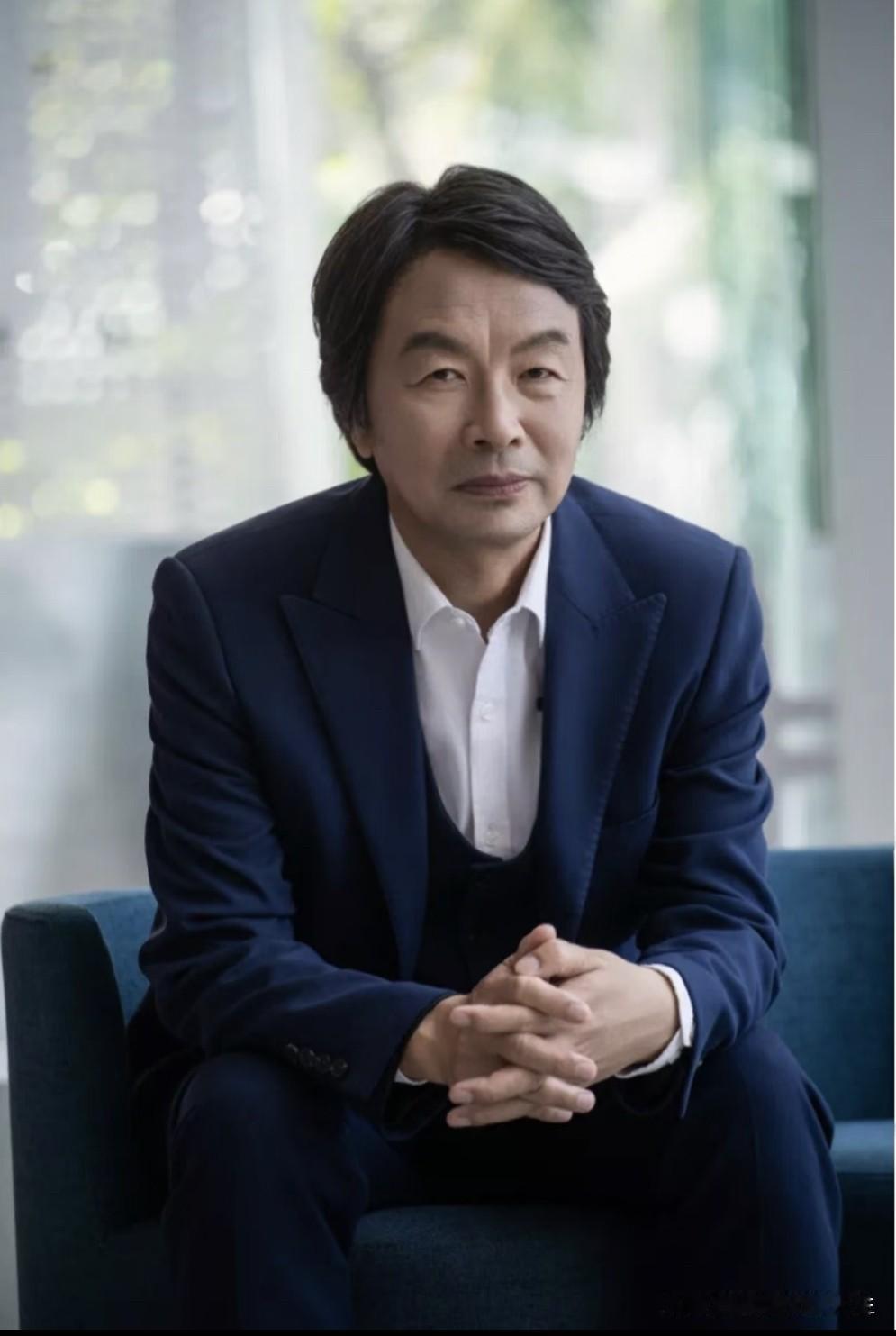 刘震云说看人不必复杂，记住一句就够：“虚伪者热衷合群，真诚者偏爱独处。少和人缘太