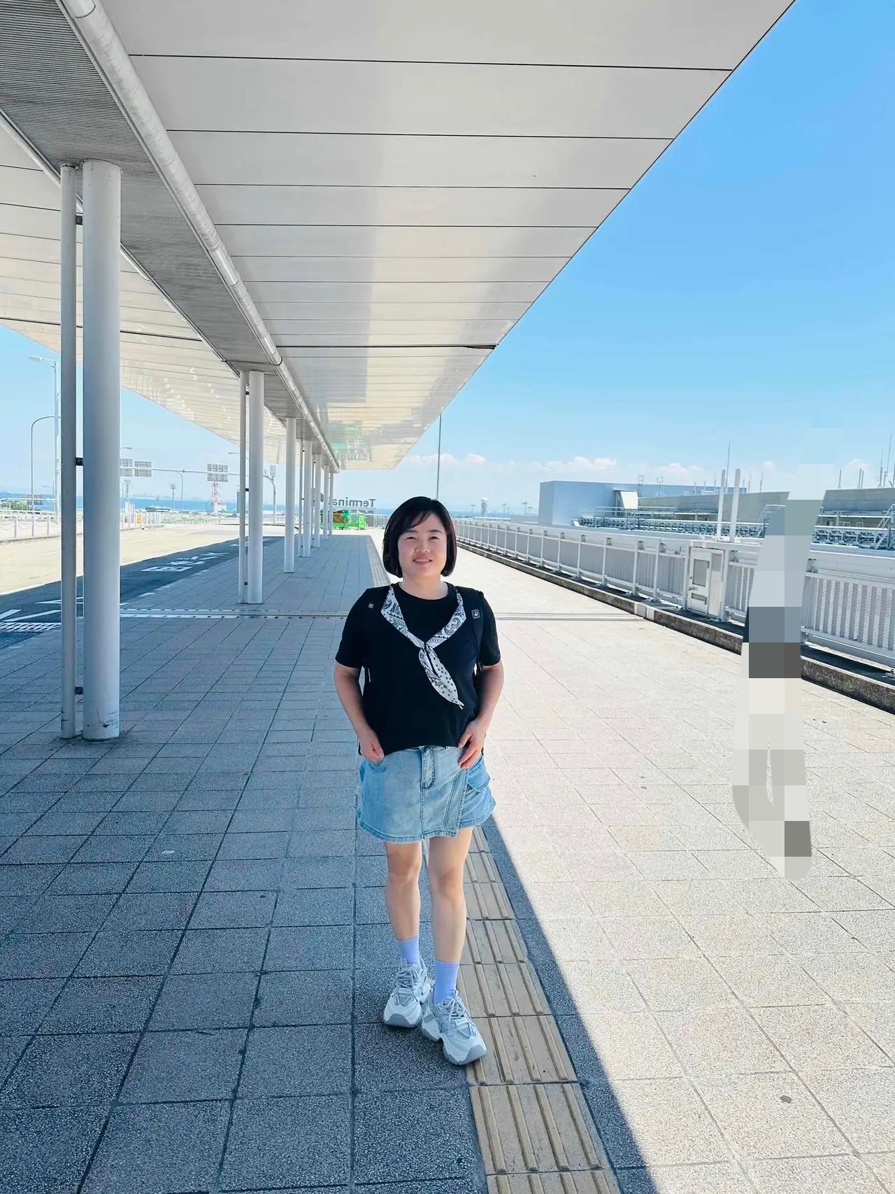 这个是我家以前的阿姨，她17岁来我家，陪伴我的孩子们长大。我最小的孩子上小学后，
