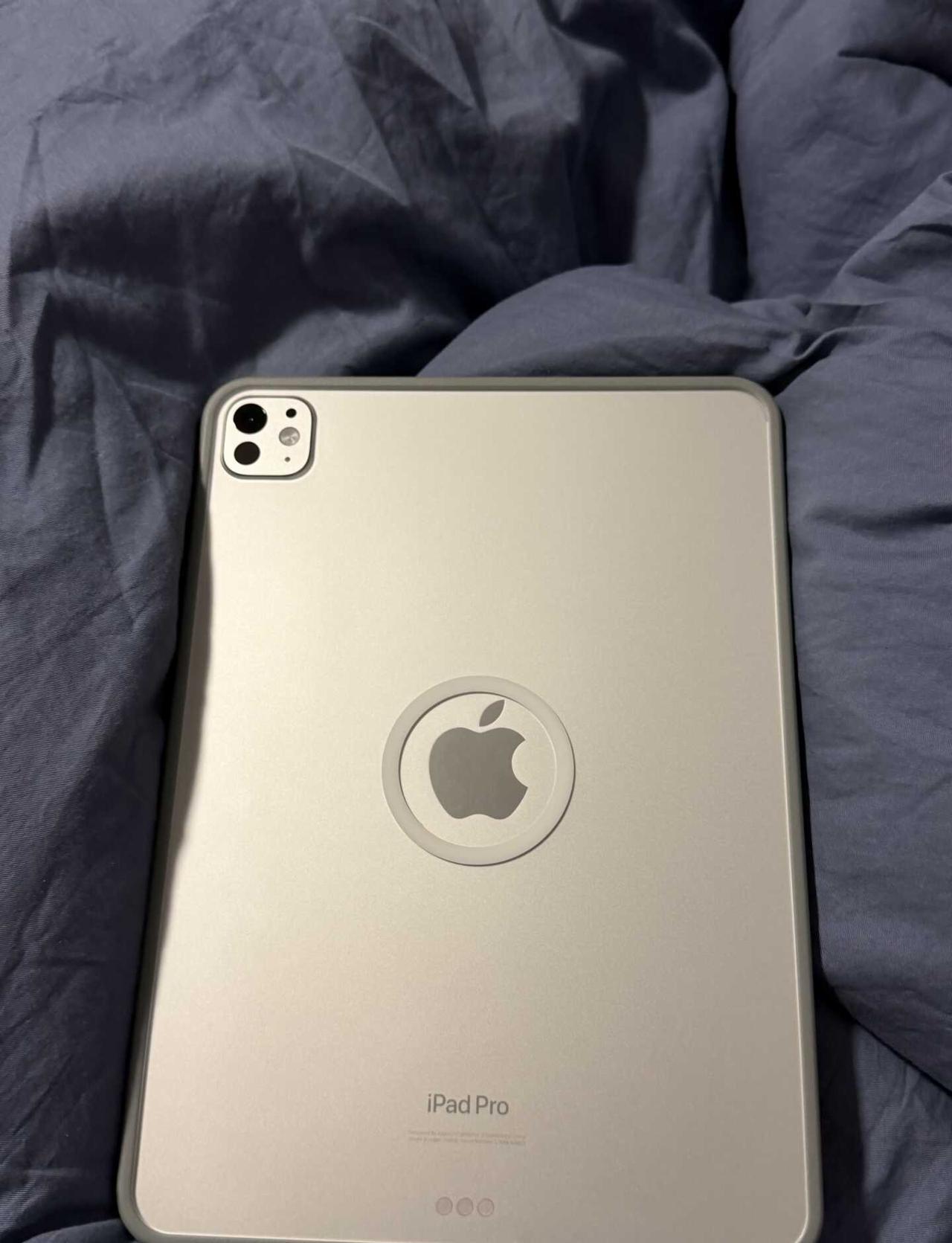 说实话还是小平板打游戏好用
ipadpro这个尺寸太大了，还是8寸左右比较合适，