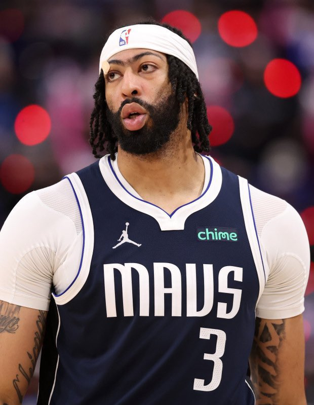 浓眉这边遭遇轻微腹股沟拉伤，可能缺席几场比赛。浓眉将伤缺数场比赛