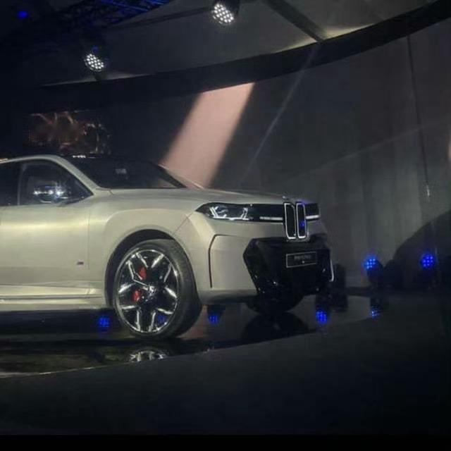 新一代宝马X5还有新7系都「露」出来了？现在宝马的保密工作也是个谜，按理说不应该