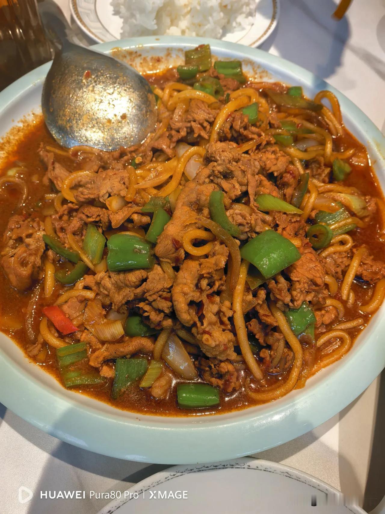 这是我5月30日在平凉市被当地人推荐的地方特色美食，叫什么片肉来看，记不清了[捂