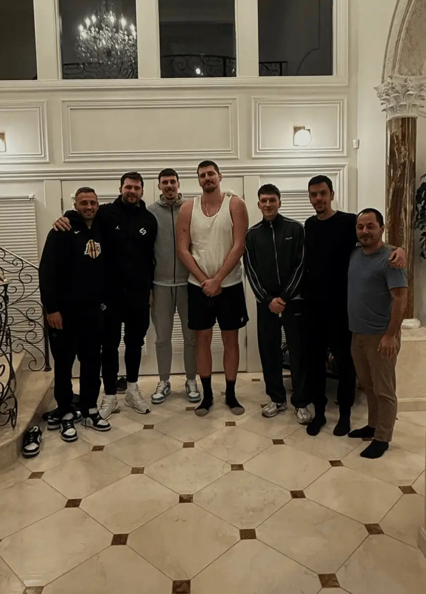 今天东契奇去约基奇家聚会了，还有前NBA球员钱查尔。东契奇湖人国度