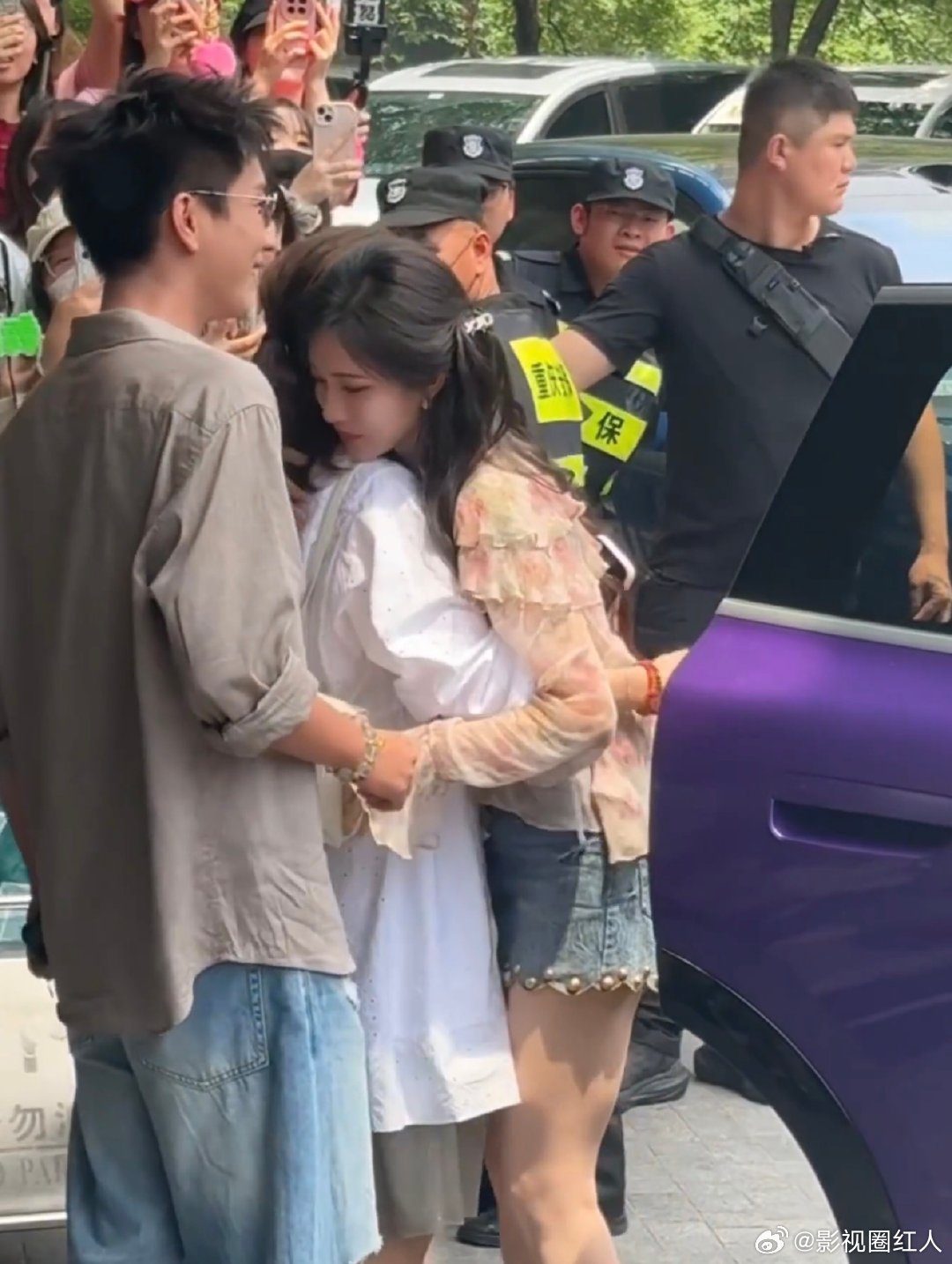 孟子义袁咏仪同框孟子义拥抱袁咏仪 孟子义袁咏仪同框，可以可以