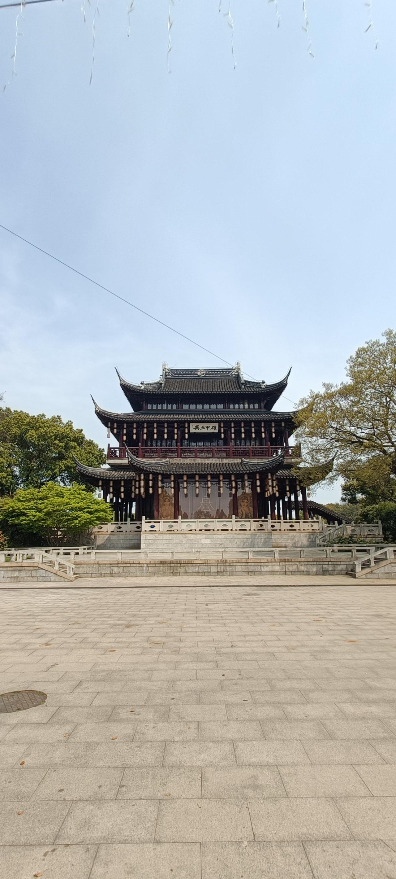 打卡古风建筑，感受历史韵味！🏯📸
上联:古寺钟声远，
下联:青灯照影长。