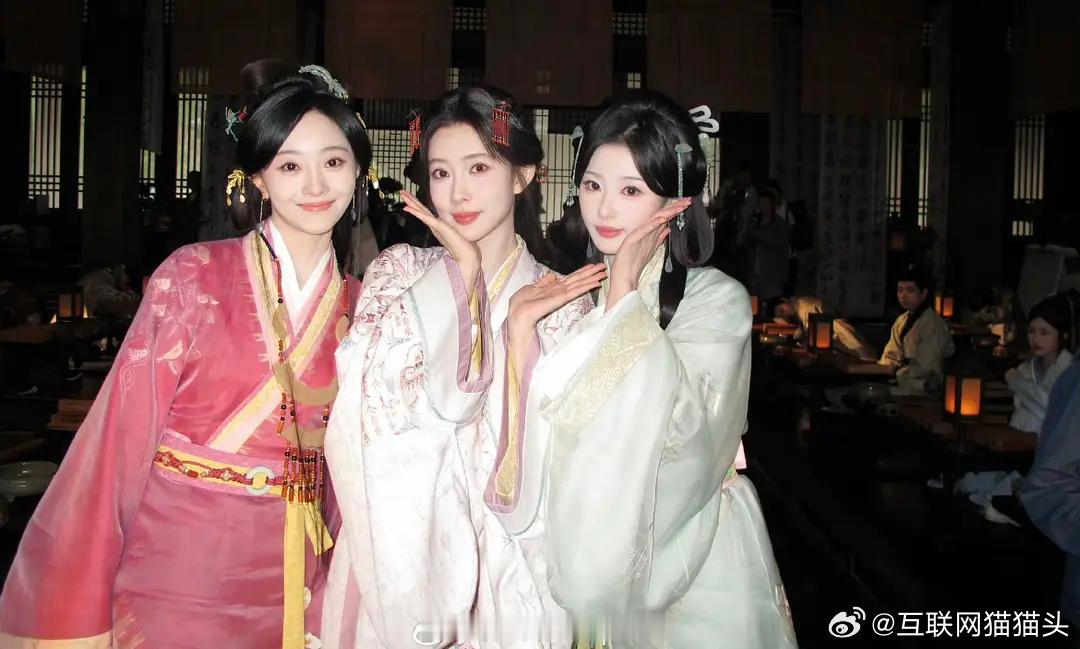 🍉不知名小演员不小心发了未p图合照被要求删博😯 