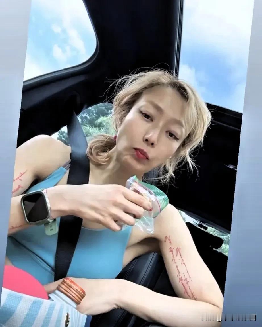 郑秀文私下就长这样啊？她就像一个60岁的老奶奶！干瘦的身材骨架嶙峋，坐在车里吃着