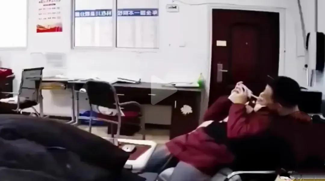 四川这高中老师毫无良知，看这个年龄也有40多岁了，也是有老婆儿女的人了，这女学生