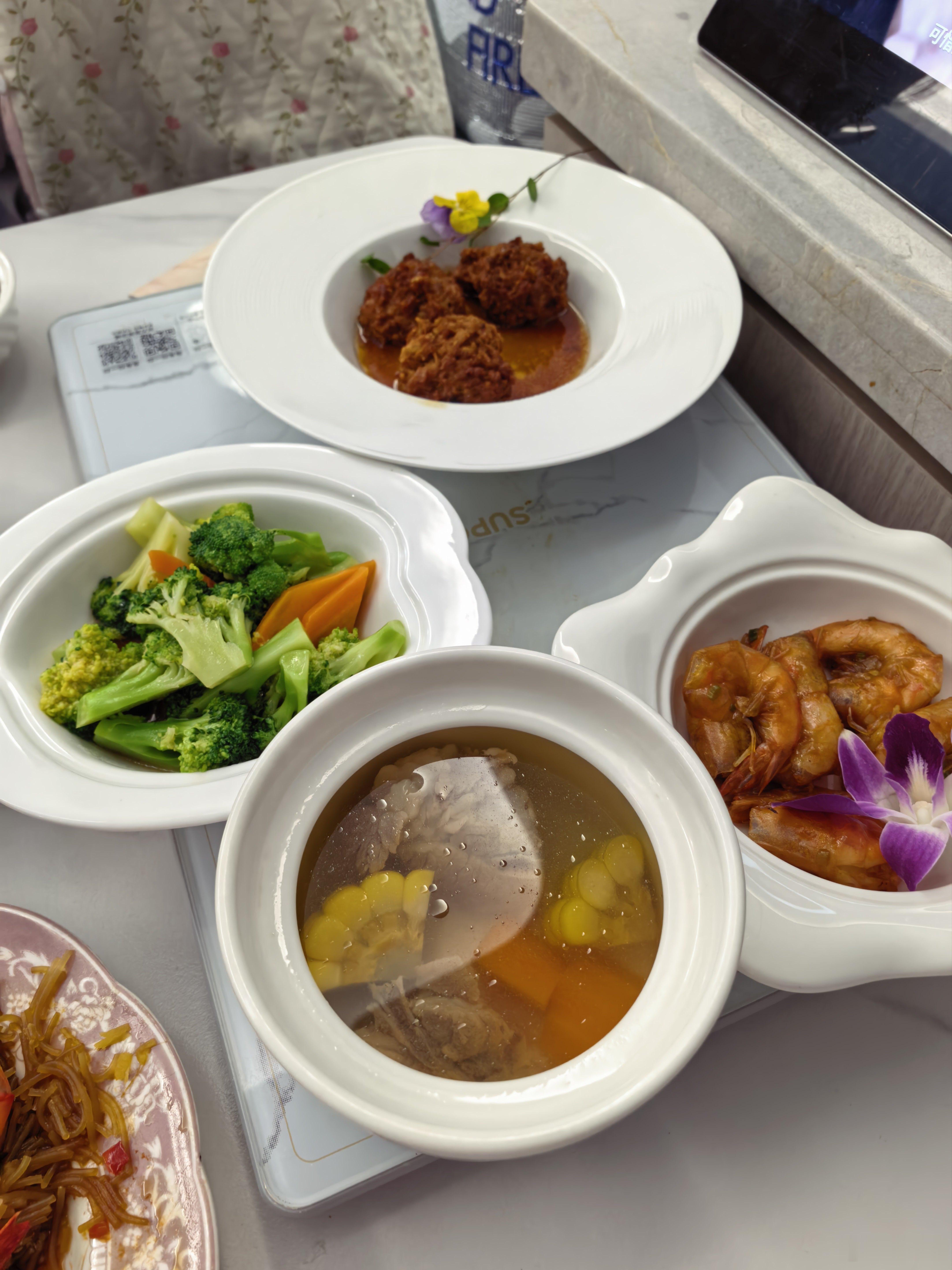 住在月子中心，图一是爱妻的月子餐，图二是丈母娘从家里做完带来的饭。我感觉我的饭菜