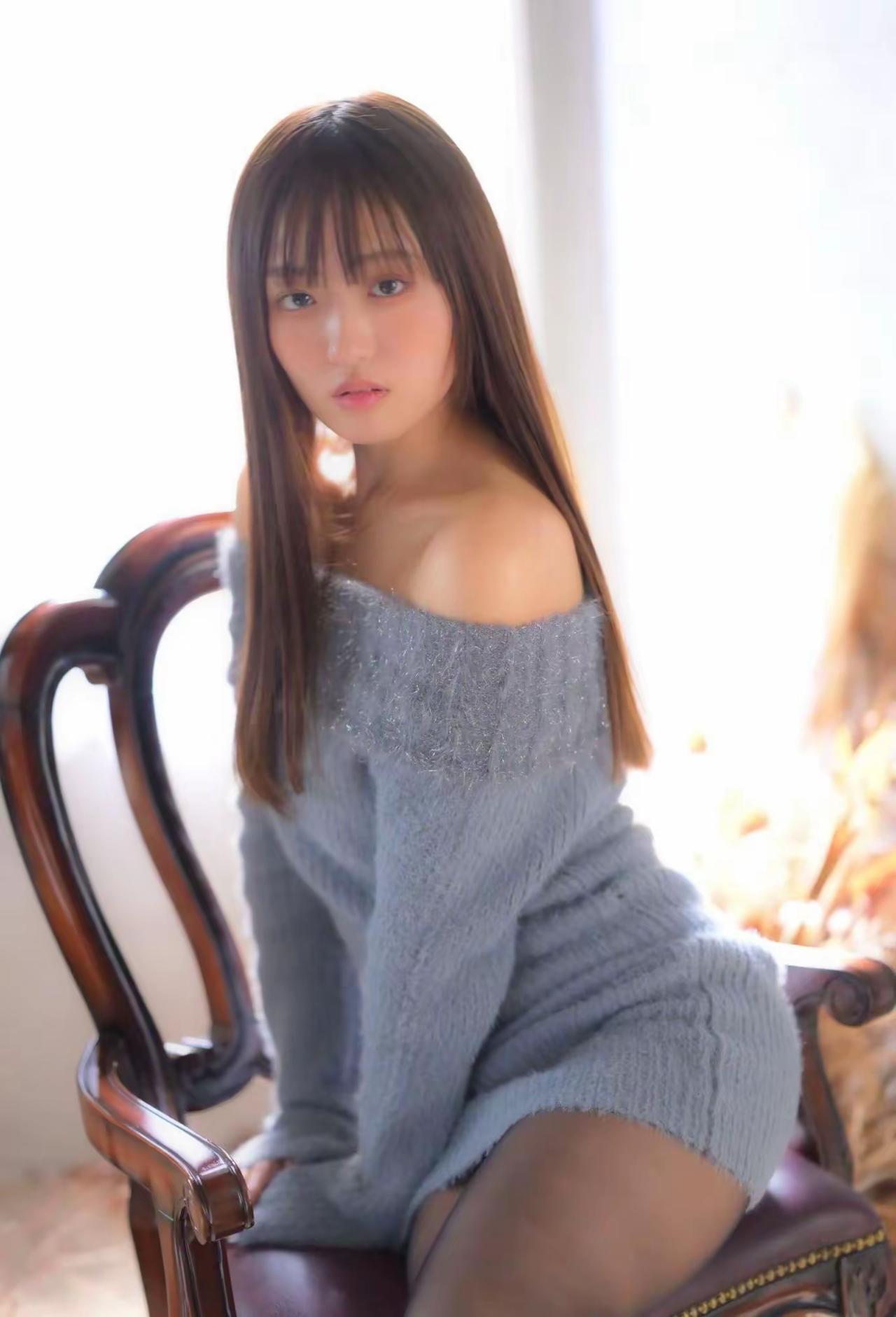 甜美少女坐复古椅，温柔目光似有故事椅子上的女士 甜美沙发写真 美女椅子