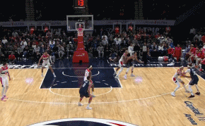 毕竟叫库里！赛斯-库里顶着沙梅特防守轰进3+1！
北京时间11月16日，独行侠和