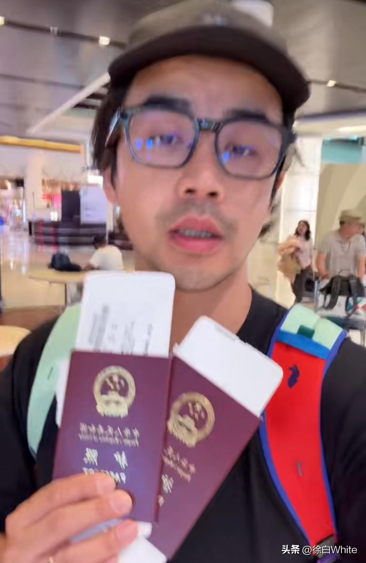 3月3日，被困迪拜的李茂买到票了！
火速带妻儿父母登机，在机场都处于面无表情的状