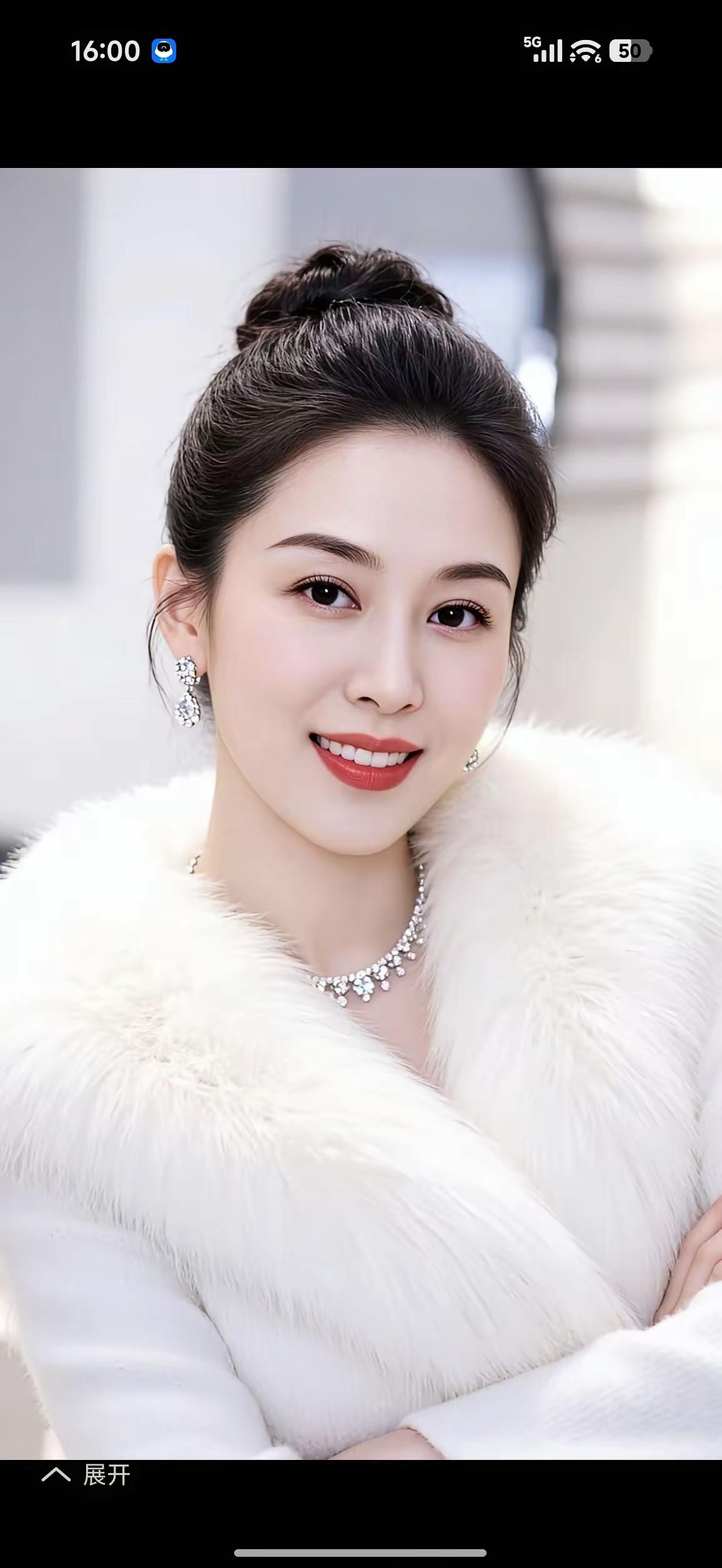 优雅白富美，闪耀的珍珠项链和毛茸茸的白色外套，完美搭配！