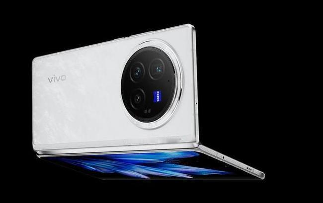 折叠手机新篇章！国产品牌给出创新答案！基础设施的“万全之策”引领行业新风向！
虽