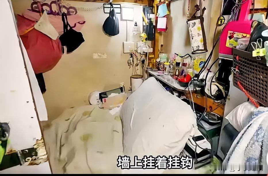 这样的住所真是反人类，与其说是住所，不如说是关人的笼子。
在一个二、三平米的空间