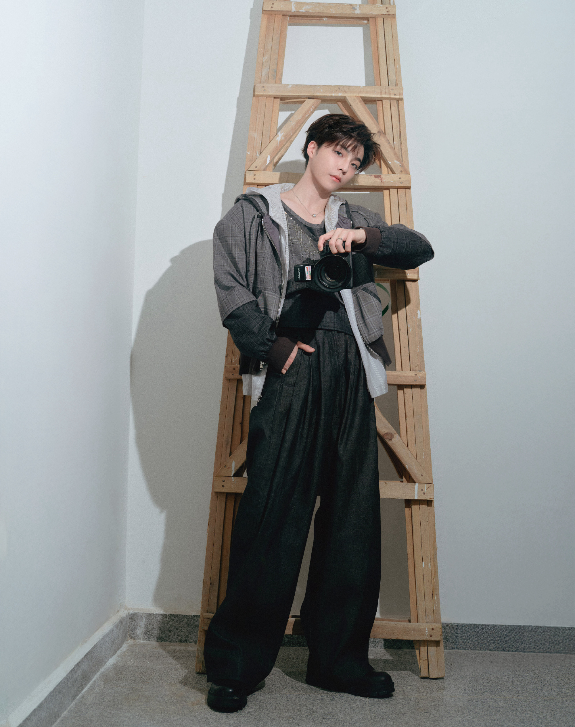 陈立农单曲爱存档 陈立农青春为名全球巡回演唱会 我时常逆着光看你，光晕下你像磁铁