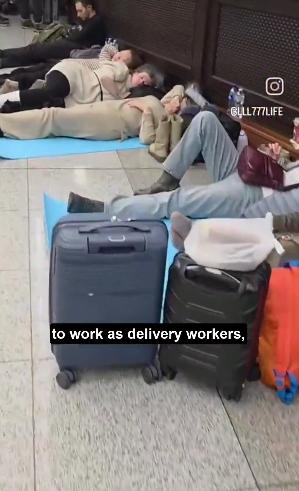 【俄罗斯人是不是开始怀疑什么了？ “谢列梅捷沃，拜托。】这就是移民外出做外卖员、