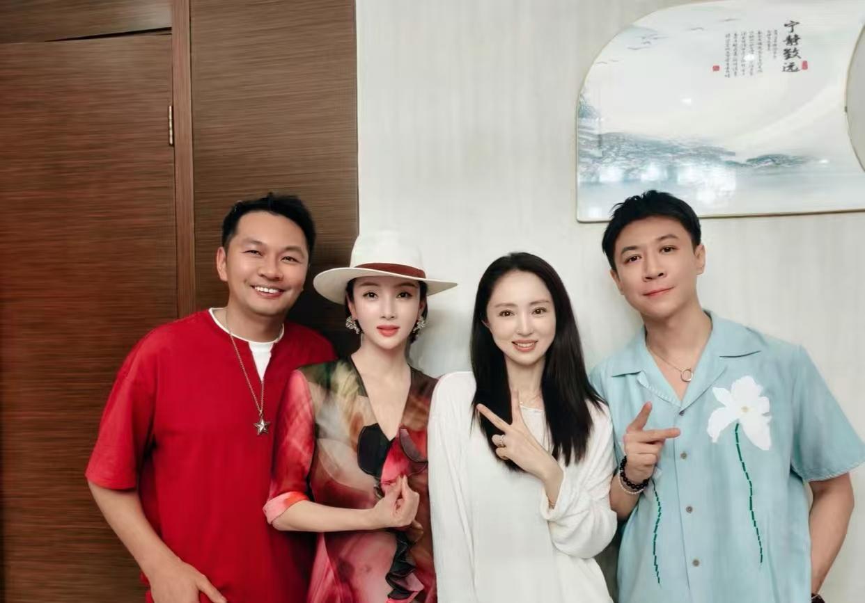 董璇张维伊海南聚餐，
黑白反差太好笑！
47岁董璇白到发光，
老公晒成黑炭！
