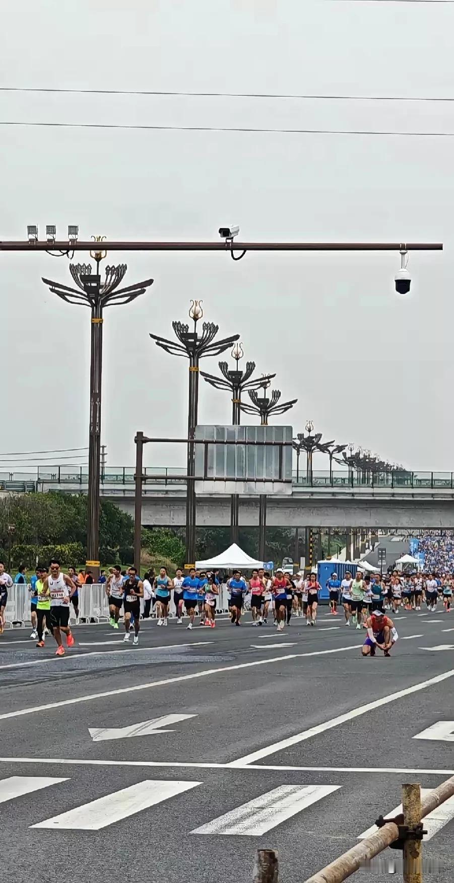 广汉市，广汉市2025年11月2日，今天马拉松赛正式开赛，上午八点准时开跑，第一