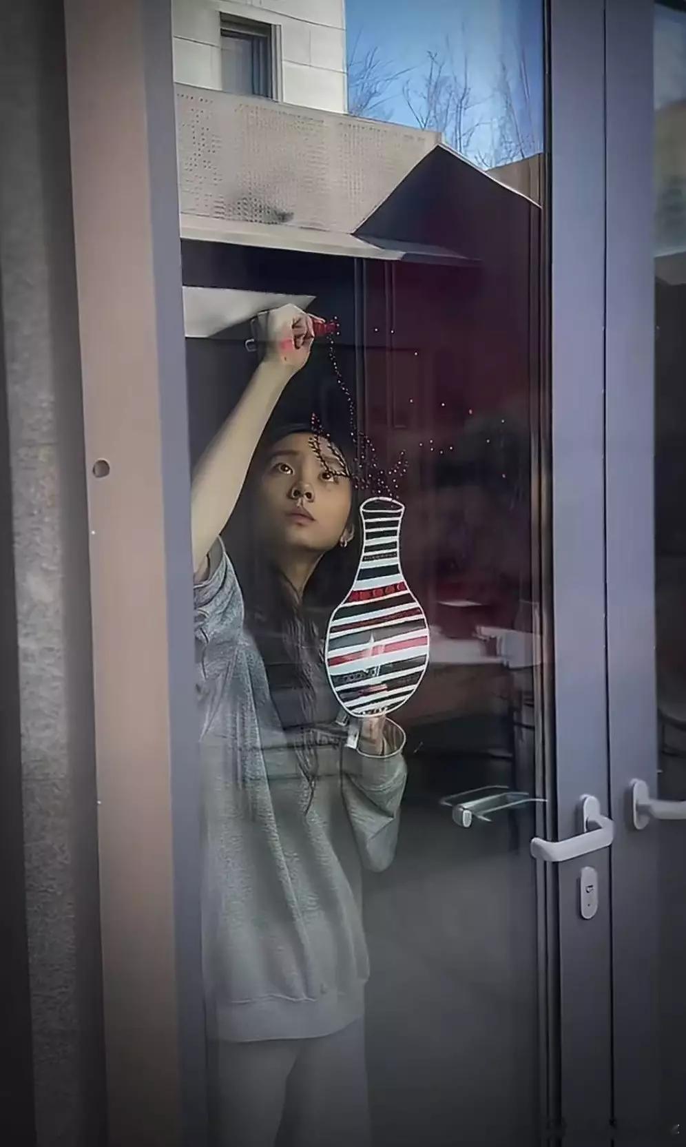 青青娱乐黄多多和妹妹布置新年装扮暖意融融 姐妹俩手绘装饰满屋温馨 