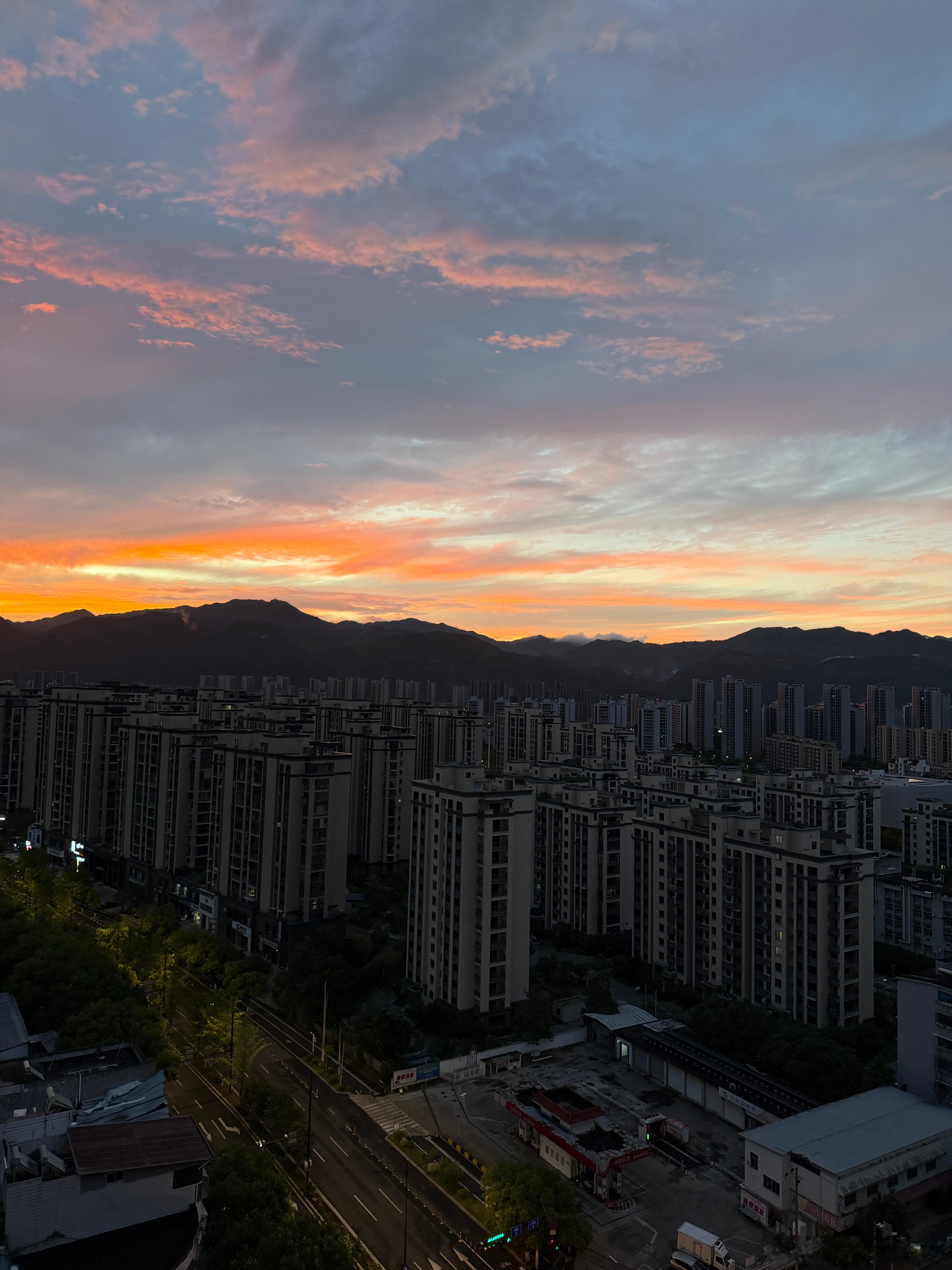 旅行 雨天期待晴天 晴天想念雨天 等台风过后来莲都看晚霞吧身边的风景台风白海豚随