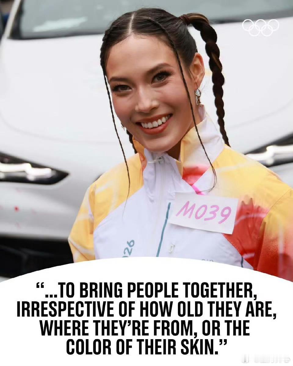 谷爱凌传递米兰冬奥会火炬谷爱凌米兰传递冬奥会火炬 