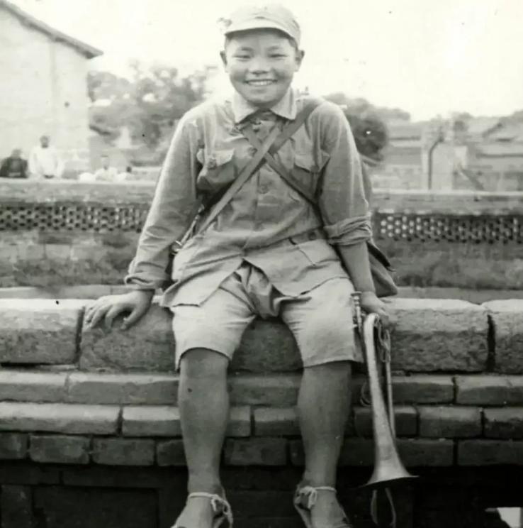 1942年，16岁的八路军小战士宋双来，在送信回去的途中，遭遇了日伪军的骑兵队。