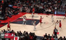 不愧是CBA名宿！里斯大帽申京，随后反击三分打停火箭！
北京时间3月9日，开拓者